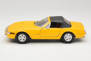 Ferrari 365 GTS Giallo Con Tetto Nero Solido 1:18 8018 Pressofusione — immagine 4 di 8