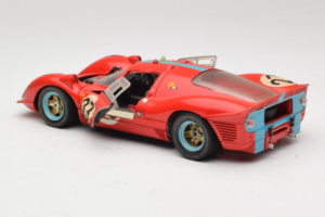 Ferrari 412P #23 W. Mairesse / J. Beurlys Le Mans 1967 Rosso Revell 1:18 48826 Pressofusione — immagine 5 di 8