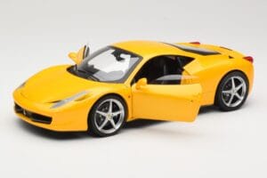 Ferrari 458 Italia Giallo Hot Wheels 1:18 P9894 Pressofusione — immagine 2 di 8