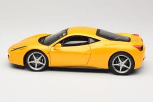 Ferrari 458 Italia Giallo Hot Wheels 1:18 P9894 Pressofusione — immagine 4 di 8