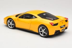 Ferrari 458 Italia Giallo Hot Wheels 1:18 P9894 Pressofusione — immagine 7 di 8
