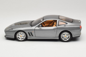 Ferrari 550 Maranello 25 Jahre Ferrari Model Club Argento 2a Versione Bburago 1:18 3064-S1 Pressofusione — immagine 4 di 8