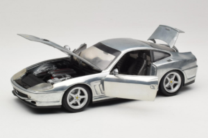 Ferrari 550 Maranello Chrome Silver Hot Wheels 1:18 25740 Pressofusione — immagine 2 di 8