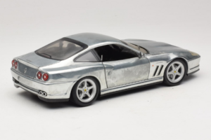 Ferrari 550 Maranello Chrome Silver Hot Wheels 1:18 25740 Pressofusione — immagine 3 di 8