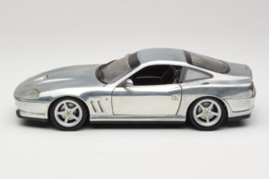 Ferrari 550 Maranello Chrome Silver Hot Wheels 1:18 25740 Pressofusione — immagine 4 di 8