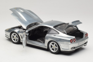 Ferrari 550 Maranello Chrome Silver Hot Wheels 1:18 25740 Pressofusione — immagine 5 di 8