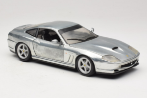 Ferrari 550 Maranello Chrome Silver Hot Wheels 1:18 25740 Pressofusione — immagine 6 di 8