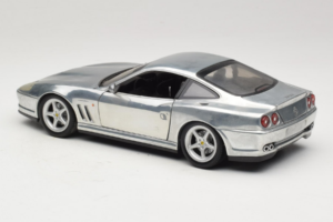 Ferrari 550 Maranello Chrome Silver Hot Wheels 1:18 25740 Pressofusione — immagine 7 di 8