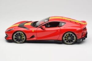 Ferrari 812 Competizione Rosso Corsa Con Strisce Gialle Bburago 1:18 18-16915 Pressofusione — immagine 4 di 8