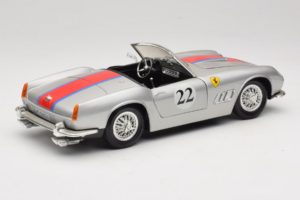 Ferrari California #22 Argento Striscia Rossa 1966 Tonka 1:18 01109-S2 Pressofusione — immagine 3 di 8