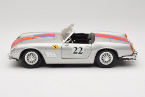 Ferrari California #22 Argento Striscia Rossa 1966 Tonka 1:18 01109-S2 Pressofusione — immagine 4 di 8