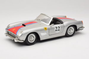 Ferrari California #22 Argento Striscia Rossa 1966 Tonka 1:18 01109-S2 Pressofusione