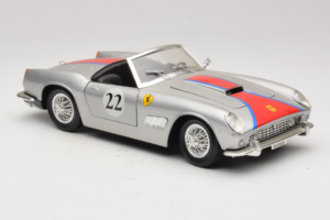 Ferrari California #22 Argento Striscia Rossa 1966 Tonka 1:18 01109-S2 Pressofusione — immagine 6 di 8