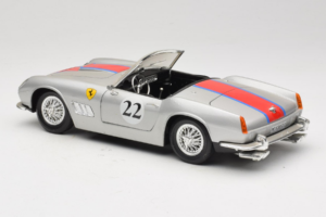 Ferrari California #22 Argento Striscia Rossa 1966 Tonka 1:18 01109-S2 Pressofusione — immagine 7 di 8