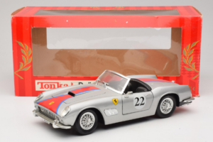 Ferrari California #22 Argento Striscia Rossa 1966 Tonka 1:18 01109-S2 Pressofusione — immagine 8 di 8