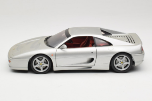 Ferrari F355 Berlinetta Argento UT Models 1:18 180074020-S1 Pressofusione — immagine 4 di 8