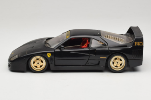 Ferrari F40 Nero con Ruote Oro Bburago 1:18 3032-B2 Pressofusione — immagine 4 di 8
