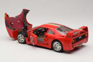 Ferrari F40 #40 Rosso con Bandiera Italiana Bburago 1:18 3032-P1 Pressofusione — immagine 5 di 8