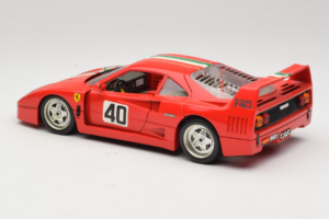Ferrari F40 #40 Rosso con Bandiera Italiana Bburago 1:18 3032-P1 Pressofusione — immagine 7 di 8
