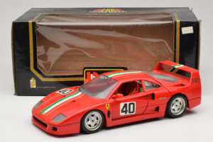 Ferrari F40 #40 Rosso con Bandiera Italiana Bburago 1:18 3032-P1 Pressofusione — immagine 8 di 8