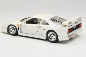Ferrari F40 Bianco Bburago 1:18 3332-W4 Pressofusione — immagine 7 di 8