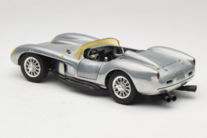 Ferrari Testa Rossa Chrome Silver Hot Wheels 1:18 25737 Pressofusione — immagine 7 di 8