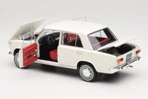 Fiat 124 Bianco IXO 1:18 18CMC205OP Pressofusione — immagine 5 di 8