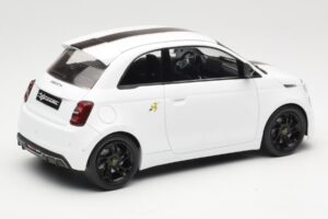 Abarth 500e Bianco IXO 1:18 MCG18497 Pressofusione — immagine 2 di 6