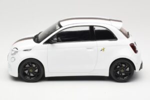 Abarth 500e Bianco IXO 1:18 MCG18497 Pressofusione — immagine 3 di 6