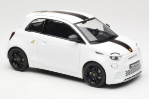 Abarth 500e Bianco IXO 1:18 MCG18497 Pressofusione — immagine 4 di 6