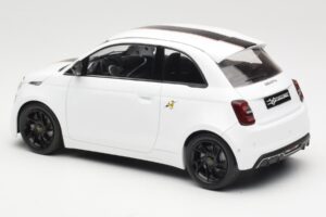 Abarth 500e Bianco IXO 1:18 MCG18497 Pressofusione — immagine 5 di 6