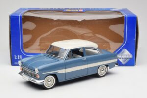 Ford Taunus 12M P2 Blu Strisce Revell 1:18 08880-M1 Pressofusione — immagine 8 di 8