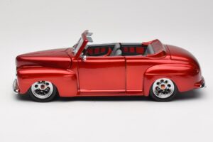 Ford Cabriolet Red Metallic Road Signature 1:18 30028 Pressofusione — immagine 4 di 8