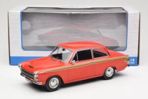Ford Cortina Lotus Red & Gold Stripe MCG 1:18 MCG18532 Pressofusione — immagine 6 di 6