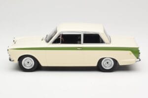 Ford Cortina Lotus White & Green Stripe MCG 1:18 MCG18434 Pressofusione — immagine 3 di 6
