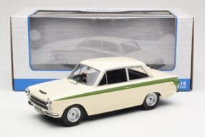 Ford Cortina Lotus White & Green Stripe MCG 1:18 MCG18434 Pressofusione — immagine 6 di 6