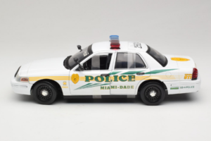 Ford Crown Victoria Police Interceptor CSI Miami GreenLight 1:18 13514 Pressofusione — immagine 3 di 6