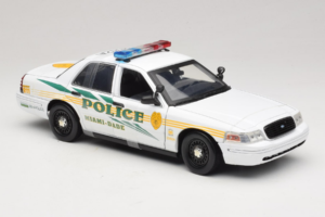 Ford Crown Victoria Police Interceptor CSI Miami GreenLight 1:18 13514 Pressofusione — immagine 4 di 6