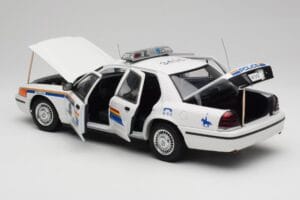 Ford Crown Victoria RCMP Police Car AUTOart 1:18 72706 Pressofusione — immagine 5 di 8