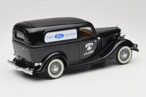 Ford Delivery Truck Ford Parts Nero Solido 1:18 8417 Pressofusione — immagine 2 di 8