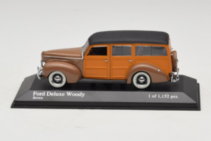 Ford DeLuxe Woody Station Wagon Marrone Minichamps 1:43 400082111 Pressofusione