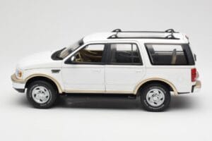 Ford Expedition Eddie Bauer Bianco UT Models 1:18 22712 Pressofusione — immagine 4 di 8