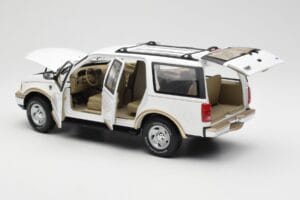 Ford Expedition Eddie Bauer Bianco UT Models 1:18 22712 Pressofusione — immagine 5 di 8