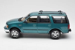 Ford Expedition XLT Verde Metallizzato UT Models 1:18 22717 Pressofusione — immagine 4 di 8