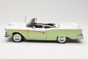 Ford Fairlane Skyliner Verde & Bianco Sun Star 1:18 FORD003 Pressofusione — immagine 5 di 9