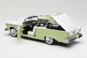 Ford Fairlane Skyliner Verde & Bianco Sun Star 1:18 FORD003 Pressofusione — immagine 6 di 9
