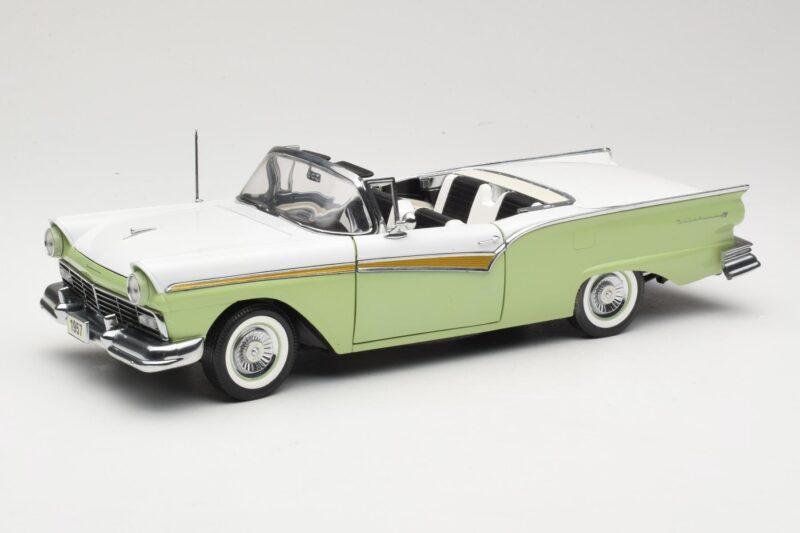 Ford Fairlane Skyliner Verde & Bianco Sun Star 1:18 FORD003 Pressofusione