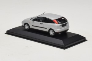 Ford Focus Mk1 3-Door Argento Minichamps 1:43 FOCUS005 Pressofusione — immagine 3 di 5