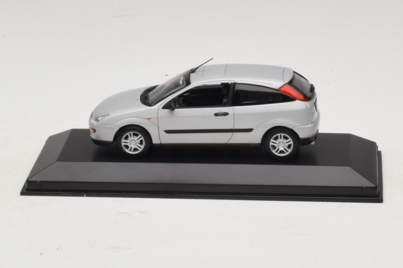 Ford Focus Mk1 3-Door Argento Minichamps 1:43 FOCUS005 Pressofusione