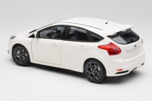 Ford Focus ST Mk2 Bianco Minichamps 1:18 110082004 Pressofusione — immagine 7 di 8